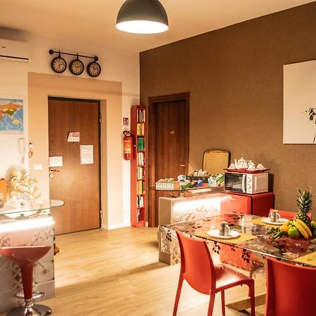 Emmanueli65 Fronte Clinica Per 4 Matrimoniale E Castello Piacenza Exterior foto