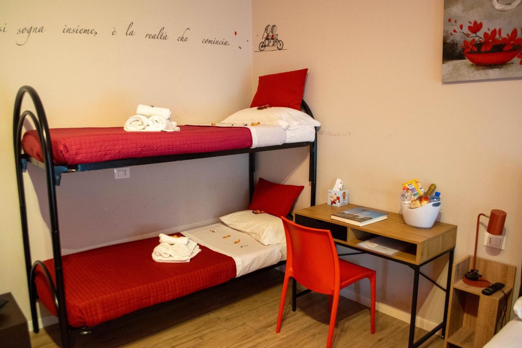 Emmanueli65 Fronte Clinica Per 4 Matrimoniale E Castello Piacenza Exterior foto