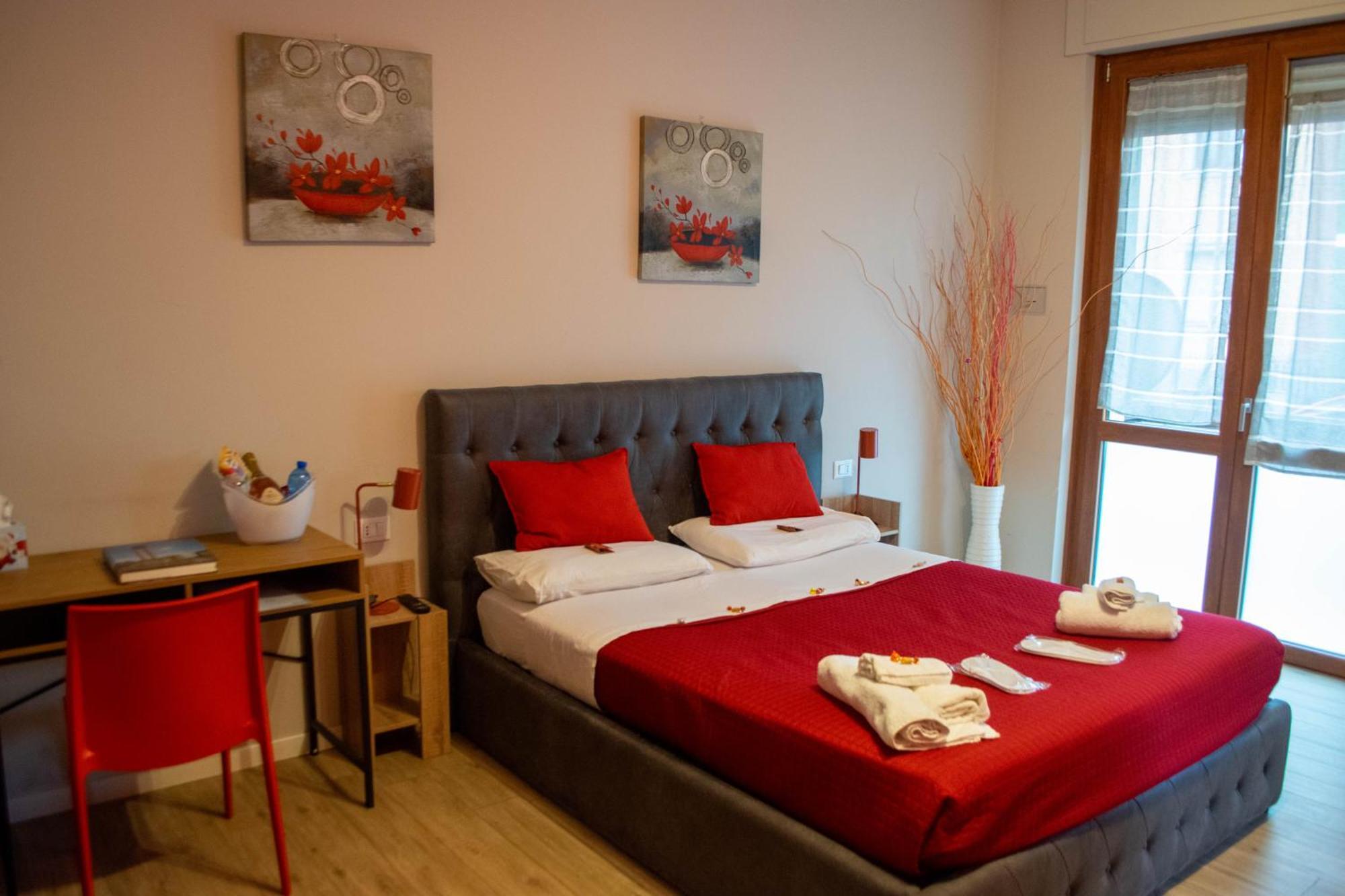 Emmanueli65 Fronte Clinica Per 4 Matrimoniale E Castello Piacenza Exterior foto